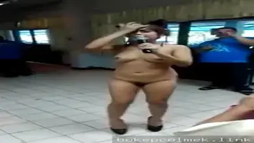 Gadis ABG Nyanyi Telanjang Sambil Bergoyang